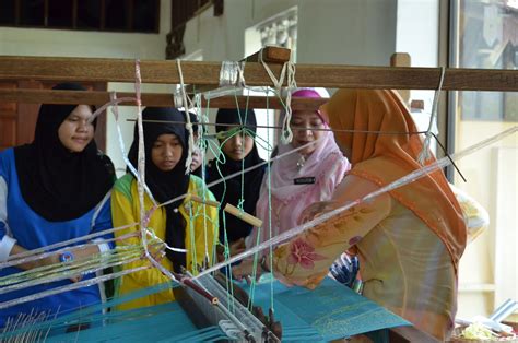 The enrolment of students is controlled by the state education department of johor. krafjohor: Lawatan SMK Taman Universiti 2