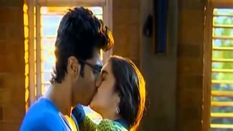 alia bhatt and arjun kapoor hot kiss and bed scene from 2 states youtube