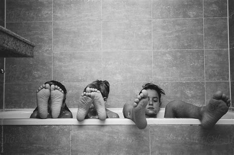 Siblings Having Bath At Home Del Colaborador De Stocksy Dejan