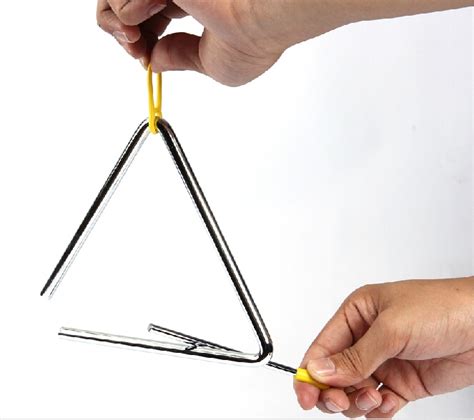 Alat musik ini banyak macamnya, seperti tamborin, tifa, drum, marakas dan lain sebagainya. Beberapa Alat Musik Ritmis di Indonesia