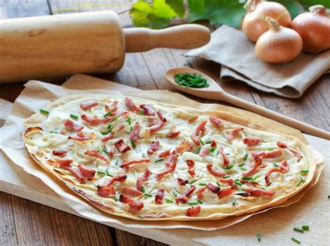 Kuchen aus mürbeteig bekommt meist einen fruchtigen belag, weswegen er von haus aus nicht so trocken schmeckt wie ein rührteigkuchen. Flammkuchen backen: Rezept für den Teig + Ideen für Belag