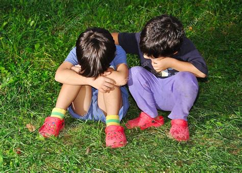 Two Cute Children Sitting On Ground Consoling Each Other — Stock Photo