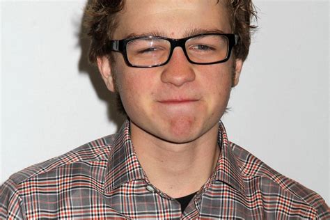 Angus T Jones Two And A Half Men Ist Nicht Mehr Mit Seinem Glauben