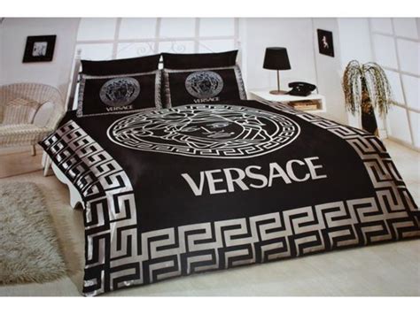 Structure perimeter in solid gold jacquard fabric with gold cords and printed duchesse panel pattern. black satin comforter | VERSACE BEDDING SET SATIN MEDUSA ...