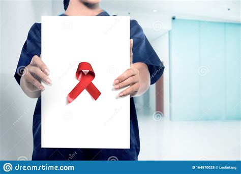 Maybe you would like to learn more about one of these? Frauenarzt mit rotem Band stockfoto. Bild von krankheit ...