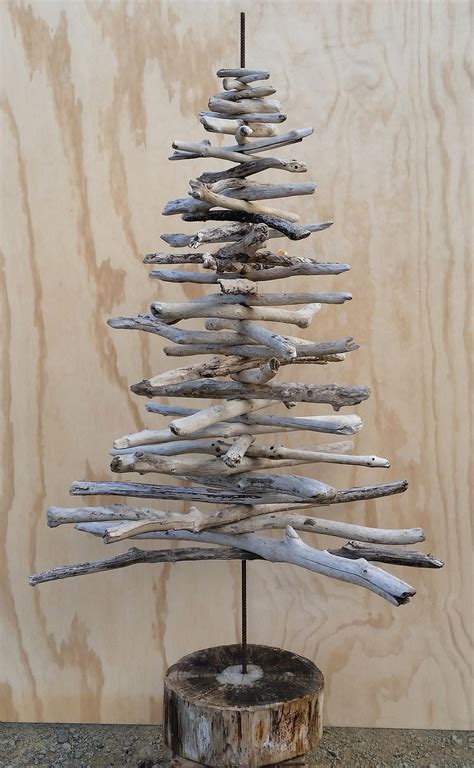 Some of our favorite diy projects involve the use of driftwood or fallen branches. Driftwood Christmas Tree Craft | FaveCrafts.com