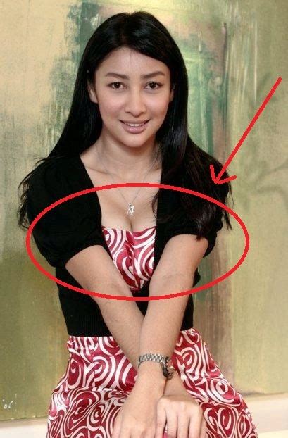 Meleleh 8 Koleksi Foto Artis Malaysia Yang Tampil Seksi Dengan Menayangkan Bra Dan Payu Dara