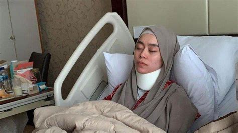 Foto Terbaru Lesti Kejora Pakai Gips Leher Saat Dirawat Di Rumah Sakit Tribunbatamid