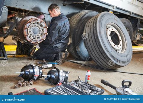 Lkw Reparaturdienst Mechanische Arbeiten Mit Bremsen In Der Lkw