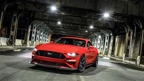 Czerwony Ford Mustang Gt