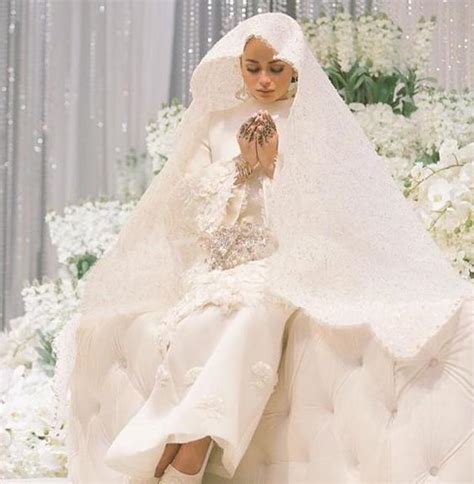 She is the first daughter of three siblings. Baju Kahwin Izara Aishah