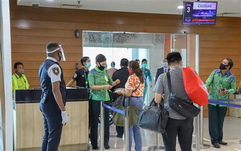 Bandara Ngurah Rai Tingkatkan Keamanan Petugas Cek Wajah Penumpang