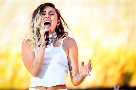 Billboard Music Awards 2017 Miley Cyrus Performs Malibu For The