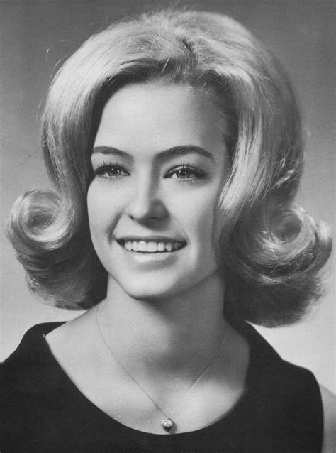 These golden tinted 1970s flicks are synonymous with the bombshell. Farrah Fawcett High School Flip | Vintage hairstyles, High ...