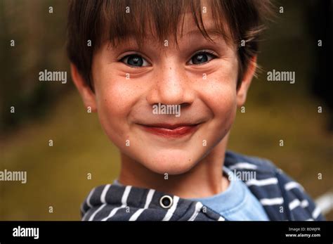 Kleiner Junge Grimassen Stockfotografie Alamy