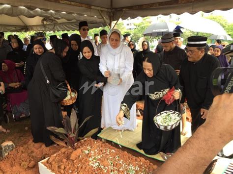 Download lagu kisah seorang biduan dahlan mp3 dapat kamu download secara gratis di metrolagu. "Arwah minta kuih onde-onde"- Isteri Dahlan Zainuddin ...