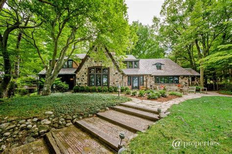 Summer is a glorious and busy time, but be sure to plan a visit in the fall to enjoy the spectacular color or to 'gather' your own fresh fruits and vegetables. Lake Michigan Celebrity Homes! | Top Ten Real Estate Deals
