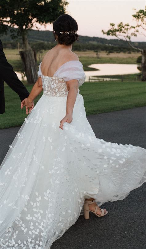 All Who Wander Raine Preloved Wedding Dress Save 31 Stillwhite