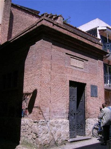 Capua, sede del famoso anfiteatro campano, vide il dilagarsi del culto mitraico durante la dominazione romana forse portato proprio dai gladiatori orientali solitamente legati a questo culto. Mitreo (Santa Maria Capua Vetere) - Tripadvisor