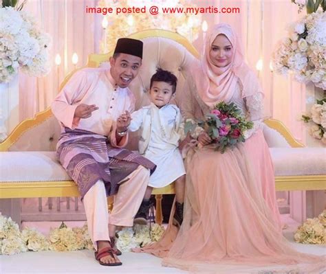 Joy revfa telah ditemani oleh kakak, ibu dan peguamnya telah tampil menjawab soalan daripada pihak media dan orang ramai tentang status perkahwinannya dengan hafiz hamidun. Foto Sekitar Majlis Pertunangan Hafiz Hamidun dan Joy ...