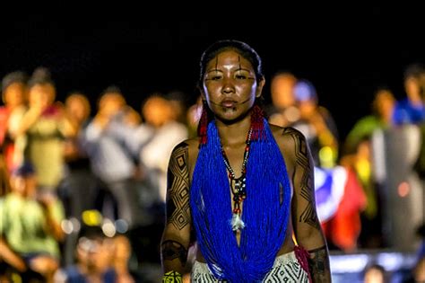 desfile de beleza indígena na abertura dos jogos indígenas do xingu na aldeia aiha da etnia