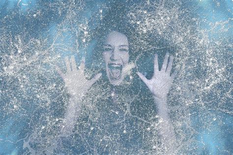 Femme Congelée Dans La Glace — Photographie Scythwolf © 34301929