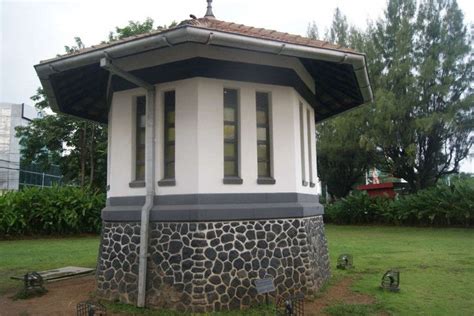 Hal ini bisa anda dapatkan dengan mengunjungi museum mini dengan berbagai informasi seputar sejarah perkeretapian di indonesia yang dimulai sejak jaman belanda. Deretan Mitos tentang Lawang Sewu, Bangunan Angker se-Asia!
