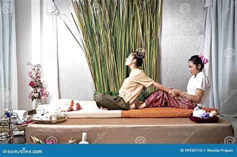 Thaise Masseuse Die Massage Voor Vrouw In Kuuroordsalon Doen Aziatische Mooie Vrouw Die De