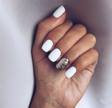 Los decorados para uñas es algo muy delicado pero a cómo pintar uñas decoradas. Uñas blancas y plateado #shortnailsartdesign | Uñas ...