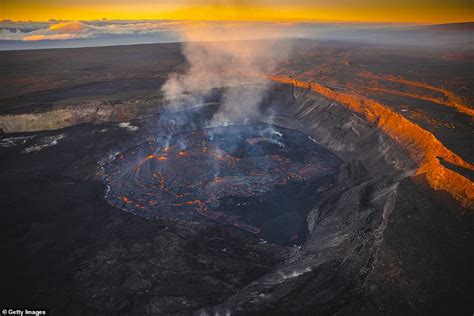 Kilauea Volcano On Hawaiis Big Island Erupts In A Wild Explosion Of