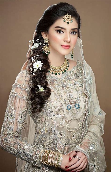 Let your hair draw attention to your face. Pin by Amy U on Pakistani bride in 2020 | Simple mehndi ...
