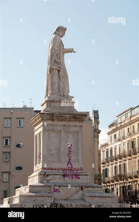 Statue De Dante Graffiti Lourdement Sur La Piazza Dante Lemplacement