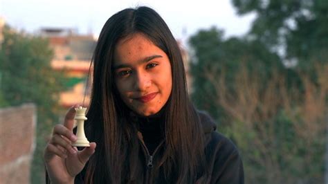 مہک گل ایک ہاتھ سے شطرنج کا بورڈ ترتیب دینے والی سب سے کم عمر لڑکی