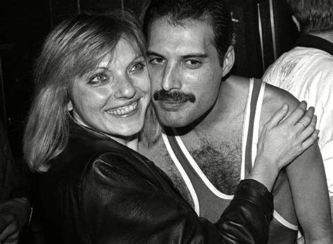 Un biopic che si sforza di piacere a tutti ma che rimane privo di quella luccicanza che ha reso mercury immortale. Homossexual assumido, o grande amor da vida de Freddie ...