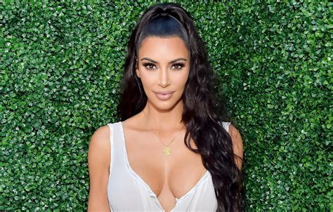 Kim Kardashian S New Fragrances Reportedly Made 5 Million In 5 Minutes