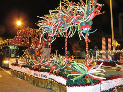Explore, play and learn with santa's elves all december long. Christmas Float Theme Ideas | BALLOON SANTA AND BALLOON ...