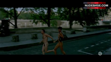 Omahyra Full Nude On Street Les Derniers Jours Du Monde