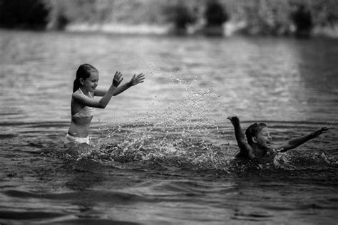 Dwa Niegrzecznej Małej Dziewczynki Siedzi Na Plaży W Ręczniku Po Kąpać