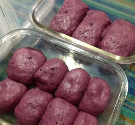 Tumbuk halus ubi yang sudah direbus lalu tambahkan tepung tapioka sampai menjadi adonan. Resep Kue Ubi Ungu dan cara membuat | BacaResepDulu.com