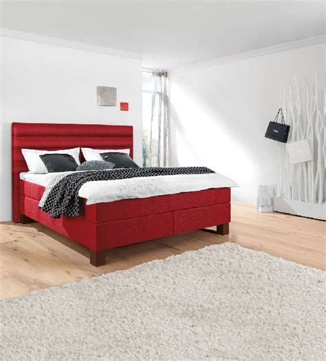 Rot ist mutig, zuversichtlich und glamourös und macht eine starke aussage im schlafzimmer. Boxspringbett Stoffbezug Rot #Schlafzimmer # ...