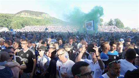 Sie wurden auf einen abgesperrten straßenabschnitt vor dem stadion geführt. Mit Bengalos durch die Stadt +++ 23 Verletzte bei ...