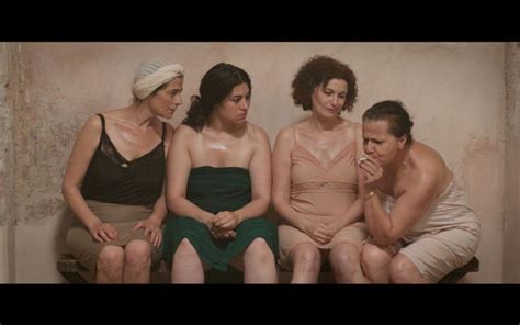 ما زلت أختبئ كي أدخن فيلم لمخرجة جزائرية يصوّر داخل حمام نسائي