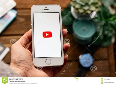 Main Avec Le Smartphone Dapple Avec Le Logo App De Youtube