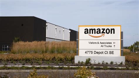amazon canada is hiring over 5000 new employees across the country narcity