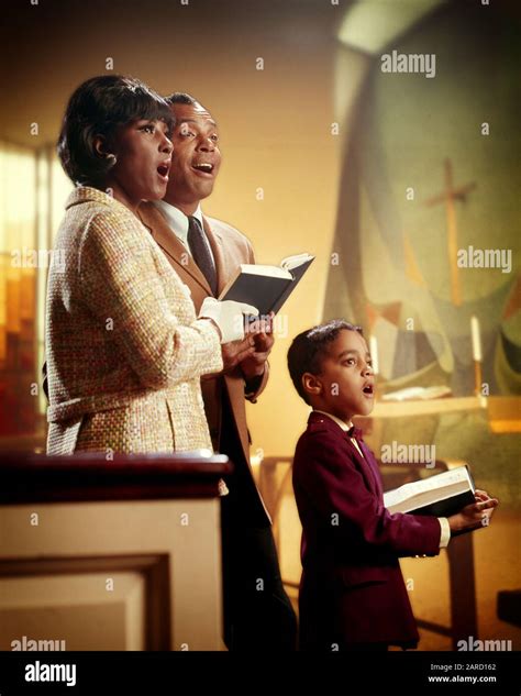 1960 Afroamericano Familia Cristiana Padre Madre Hijo En La Iglesia