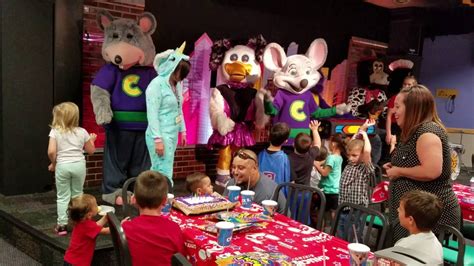 Chuck E Cheese And The Gang Singing Happy Birthday Youtube