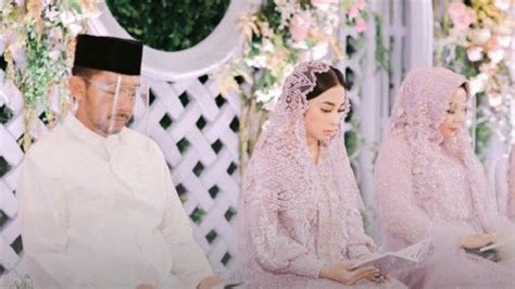 Kalau suaminya enggak, untuk kebaya adat minangnya sama aku. Desainer Myrna Myura Sebut Gaun Pengantin Nikita Willy, Bertabur Swarovski dan Capai Ratusan ...