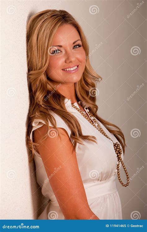 Attraktive Junge Kaukasische Blonde Frau Stockbild Bild Von Recht Gesicht 11941465