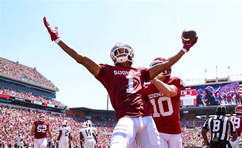 Oklahoma Sooners Rout Arkansas State Red Wolves 73 0 Quarterbacks Gabriel And Arnold Deliver