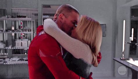 Oliver And Felicity Kissing Olicity Oliverqueen Felicitysmoak Arrow Crossover Elseworlds